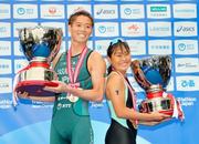 　優勝し、写真に納まる男子の安松青葉（左）と女子の林愛望＝東京・お台場