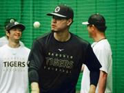 　室内練習場で調整する阪神・佐藤＝甲子園
