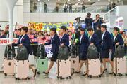　１７日、韓国の仁川国際空港に到着した北朝鮮の女子サッカー選手ら（共同）