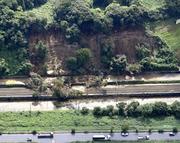 　千葉県のＪＲ内房線姉ケ崎―長浦間で起きた土砂崩れ＝２４日午前１０時２０分（共同通信社ヘリから）