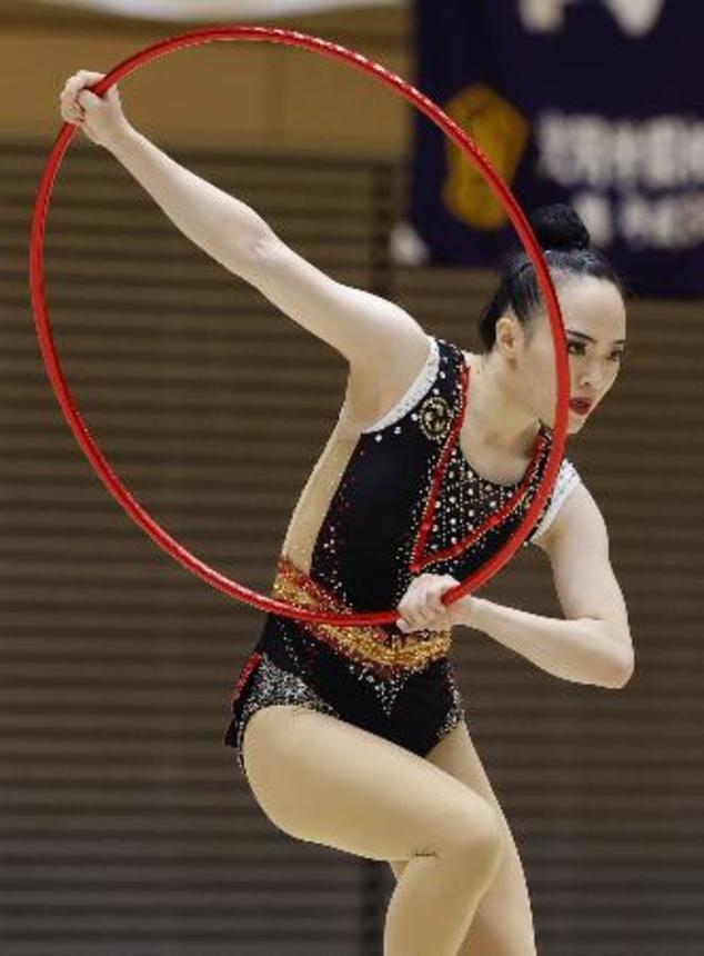 　女子個人種目別のフープで喜田未来乃と同点優勝した松坂玲奈＝高崎アリーナ