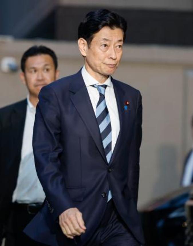　安倍元首相をしのぶ会合に向かう、自民党の西村選対委員長＝１５日夜、東京都千代田区