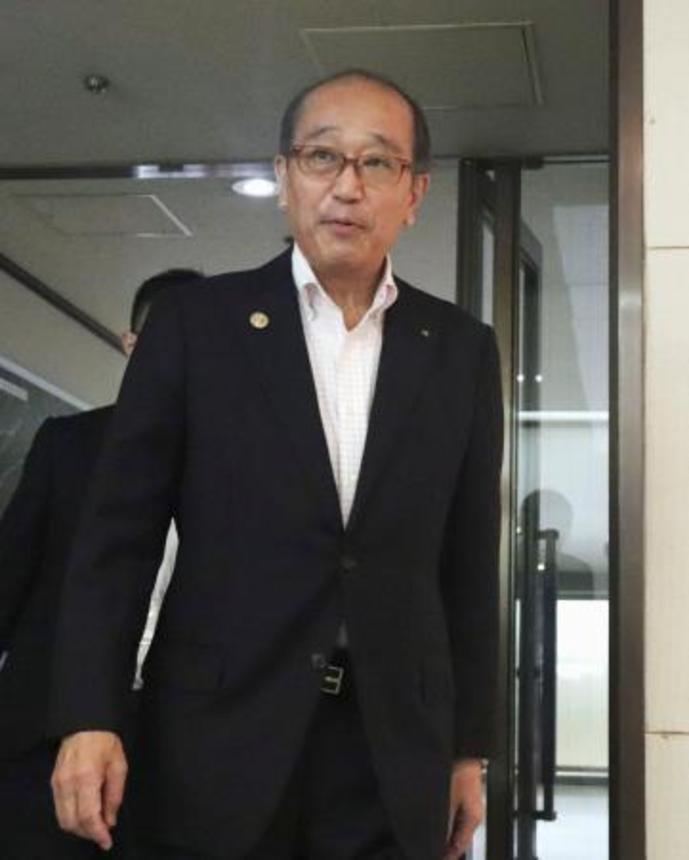 　広島市役所に登庁した松井一実市長＝２６日午前