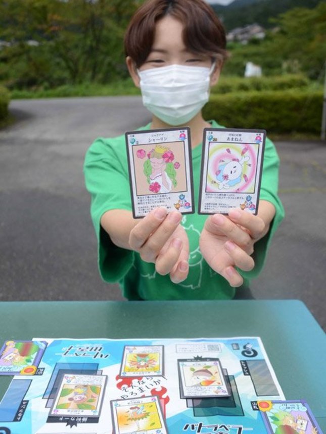 中津川市付知町の名物や魅力をモンスター風のイラストにした付知ご当地バトルカードゲーム「バトラベラー田舎ード」＝同市付知町、龍の館