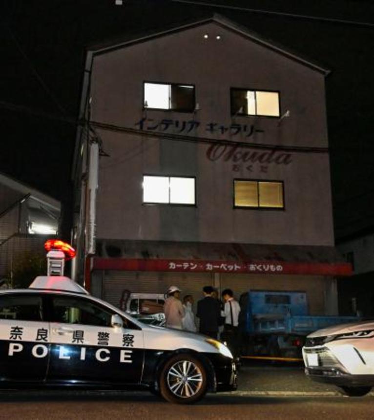 　男性が荷物用エレベーターに挟まれる事故があった建物＝１６日午後７時１３分、奈良県天理市