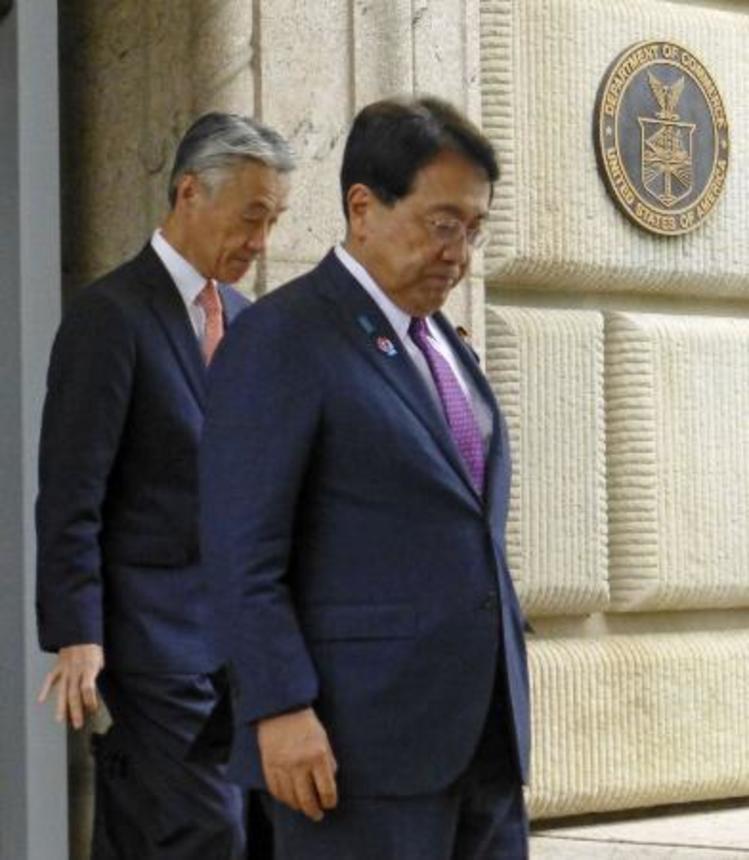 　ラトニック米商務長官との会談後に商務省を出る赤沢経済再生相（右）＝６月、ワシントン
