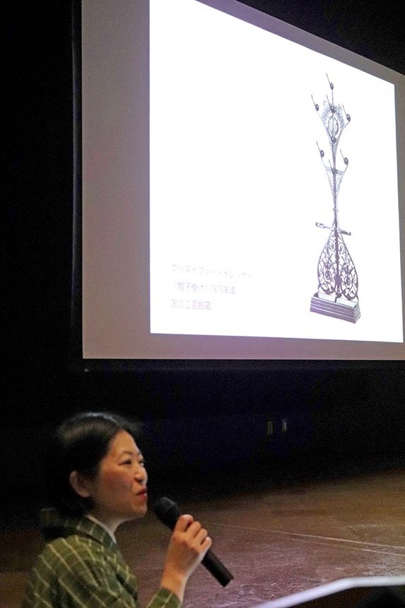 「大正・昭和〝モード〟の源泉」展の出展作品や時代背景について解説する齋藤智愛学芸員＝岐阜市宇佐、県美術館