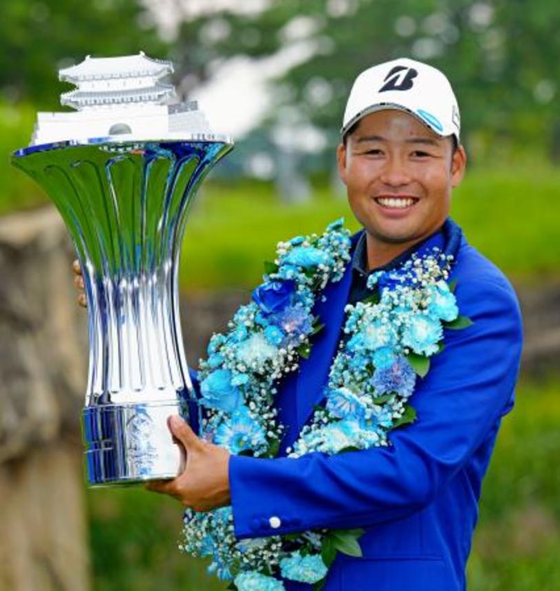 　通算１６アンダーで初優勝し、トロフィーを手に笑顔の砂川公佑＝ジャック・ニクラウスＧＣ（共同）