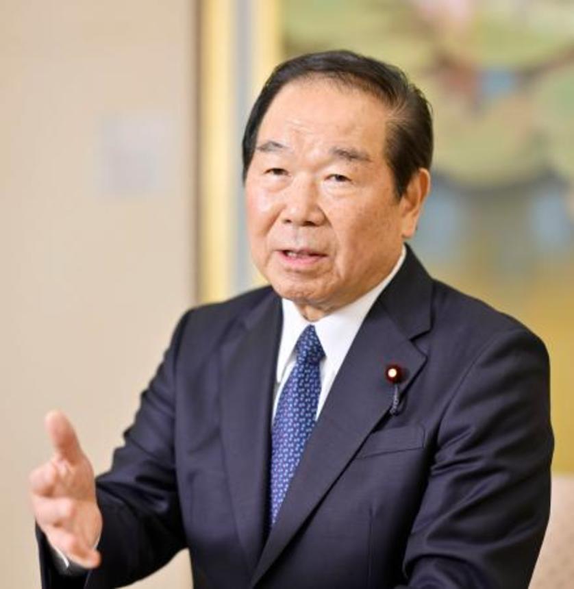 　インタビューに答える額賀衆院議長