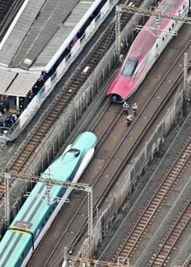 　連結が外れ、ＪＲ西日暮里駅付近に停車した東北新幹線の「はやぶさ・こまち２１号」＝３月、東京都荒川区