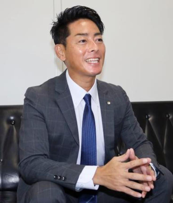 　福岡市長選への立候補を表明した新村優市議＝３日午前、福岡市
