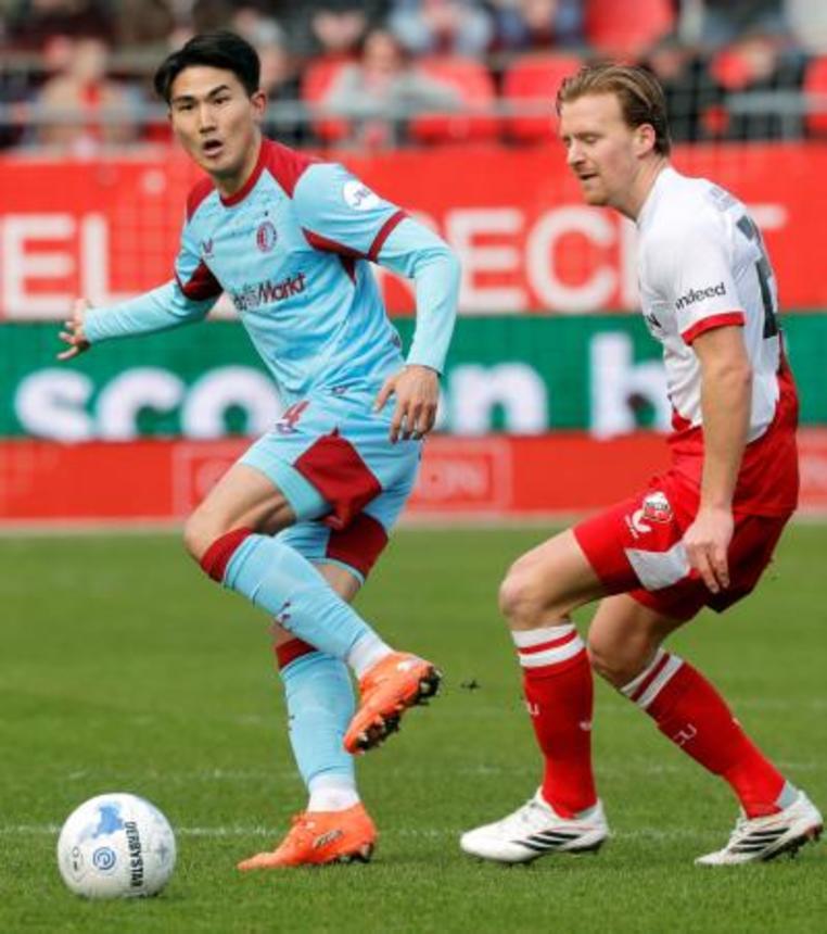 　ユトレヒト戦でプレーするフェイエノールトの渡辺（左）＝ユトレヒト（共同）