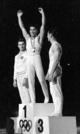 　１９６４年１０月、東京五輪体操男子種目別の跳馬で金メダルを獲得した松田（旧姓山下）治広さん（中央）＝東京体育館