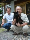 高齢女性を一緒に介抱した加藤辰雄さん（右）と熊﨑彰さん。加藤さんが抱えるのは雄のみー子＝関市下有知、加藤さん宅