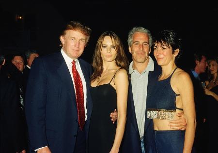 　富豪のジェフリー・エプスタイン氏（手前右から２人目）とドナルド・トランプ氏（同左端）ら＝２０００年１２月、米フロリダ州（ゲッティ＝共同）