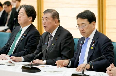 　トランプ米政権の関税措置に関する総合対策本部の会議であいさつする石破首相。右は赤沢経済再生相＝２５日午前、首相官邸