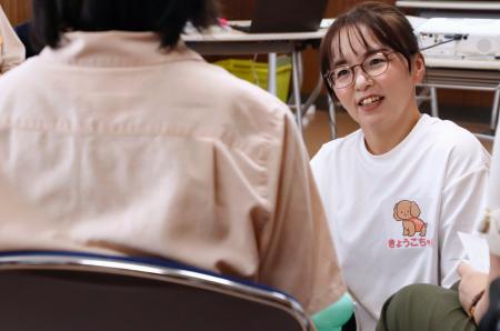 　名古屋刑務所豊橋刑務支所で、受刑者と話す中野恭子さん＝９日午前、愛知県豊橋市