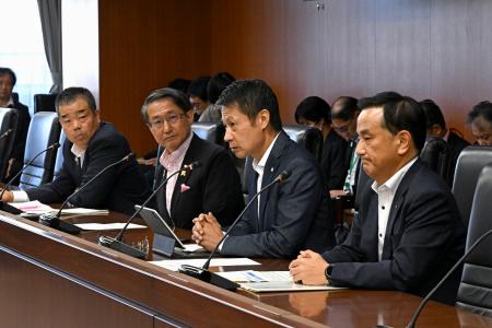 　地方鉄道の存続に向けた意見交換会に出席した（左から）滋賀県の三日月大造知事、鳥取県の平井伸治知事、広島県の湯崎英彦知事、山口県の村岡嗣政知事＝２６日午後、国交省