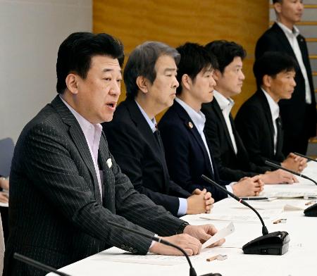 　福島県内の除染で出た土などの県外最終処分に向けた全閣僚会議で発言する木原官房長官＝２５日午前、首相官邸