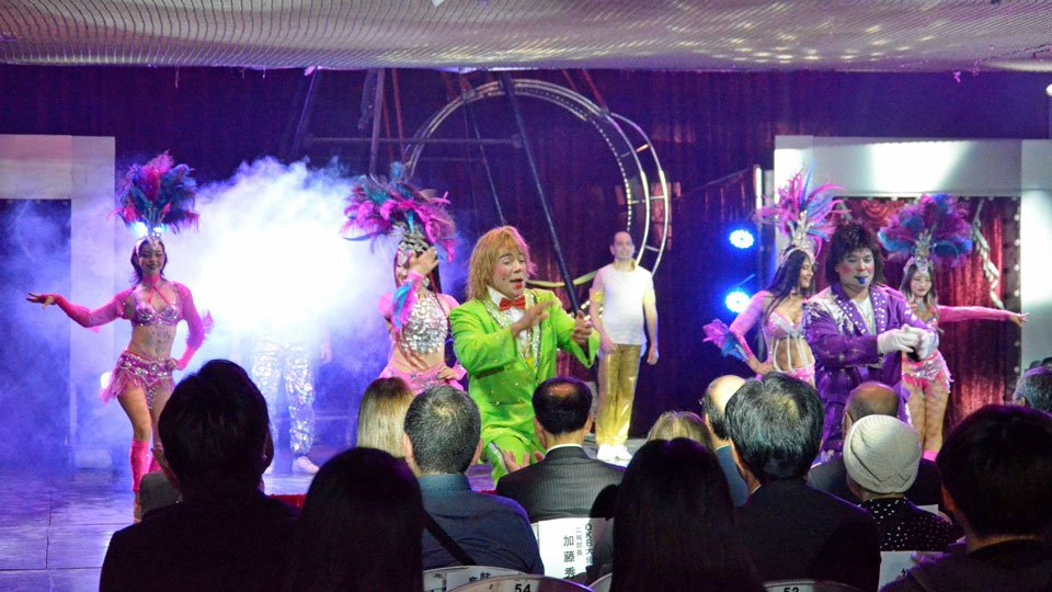 観客も一体となって持り上がったフィナーレ＝大垣市外野、イオンモール大垣北側駐車場特設会場