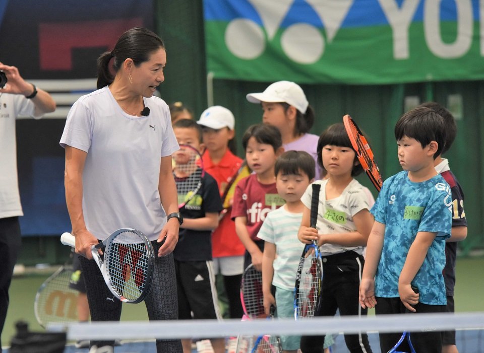 子どもたちに指導する伊達公子さん＝岐阜市長良福光、長良川テニスプラザ