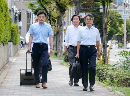 　大阪・関西万博のアンゴラ館の工事費用一部未払い問題で、提訴のため大阪地裁に向かう原告側の弁護団＝３１日午前