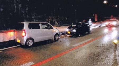 　中央自動車道下り線の恵那山トンネルで発生した、逆走車（左）による事故現場＝１１日午後、岐阜県中津川市（岐阜県警高速道路交通警察隊提供）