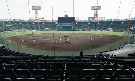 　第１０７回全国選手権大会の出場校の練習が行われた甲子園球場。日本高野連がＤＨ制を導入することを決め、全国レベルでは来年の選抜高校野球大会から実施される＝１日