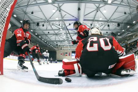 　フランスの得点を阻止しようとする日本の選手ら＝１３日（ゲッティ＝共同）