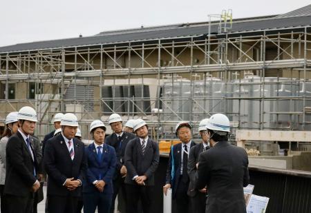 　国際園芸博覧会（花博）の会場を視察する井林国交相（左端）＝２５日午後、横浜市