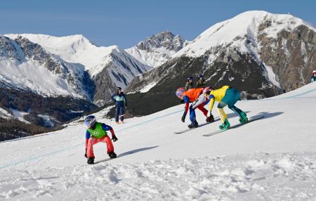 　女子スノーボードクロス決勝　滑走するジョシー・バフ（右）＝リビーニョ（共同）