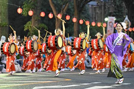 　「盛岡さんさ踊り」が開幕し、華やかな舞を披露する踊り手たち＝１日午後、盛岡市