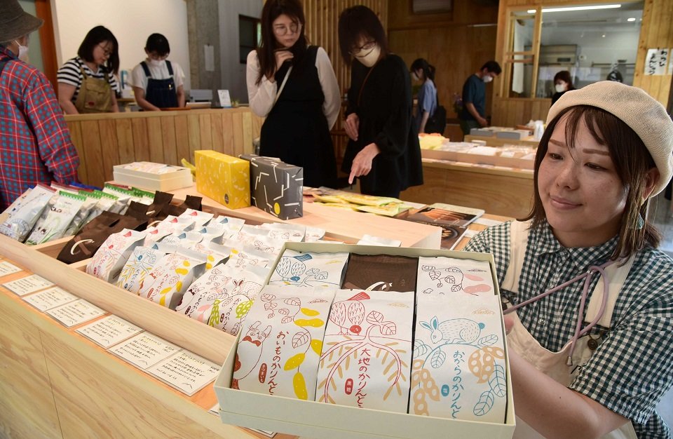 リニューアルオープンに合わせ多くの人が訪れた。おなじみの「大地のおやつ」も並ぶ＝岐阜市松屋町