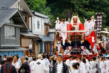 　姥神大神宮渡御祭の本祭で街道を巡る山車＝１０日午後、北海道江差町