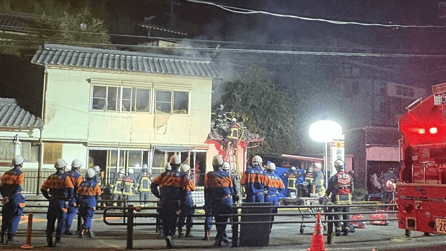 男性の死亡が確認された火災現場＝１４日午後１１時５分、土岐市駄知町