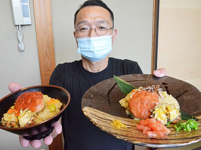 常連客らに親しまれてきた「川蟹メシ」（左）と新メニューの「川蟹リゾット」（右）＝大野町相羽、川の駅旬の味おか多
