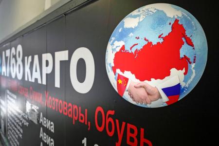 　北京市内のロシア向け国際物流会社の看板＝８日（共同）