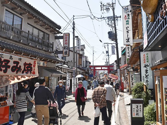 約８００メートルの参道には１３０軒ほどの飲食店などがひしめく＝いずれも海津市平田町三郷、千代保稲荷神社参道