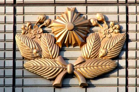 　旭日章の周りを、桜の葉が囲む警視庁目白署の特別な紋章＝２日
