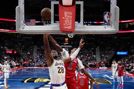 　ペリカンズ戦でシュートを放つレーカーズの八村塁（手前左）＝１４日、ニューオーリンズ（ＡＰ＝共同）