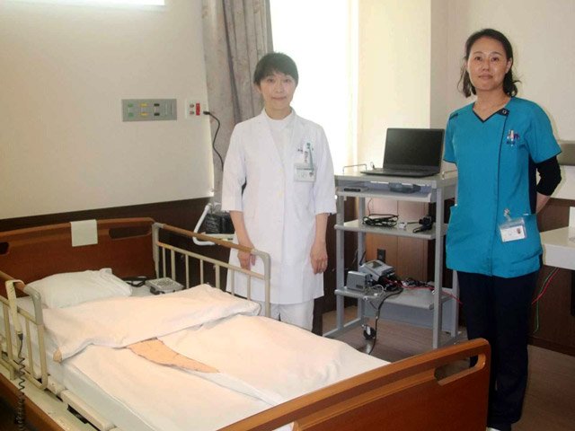 「睡眠の悩みは医師に気軽に相談を」と話す大倉睦美教授（左）と、臨床検査技師の村木久恵さん＝岐阜市橋本町、朝日大病院
