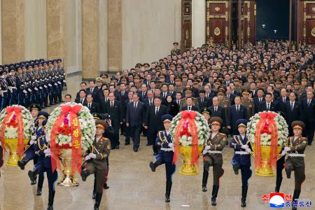 　北朝鮮の２代目最高指導者、金正日総書記の命日に当たる１７日に平壌の錦ス山太陽宮殿を訪れた金正恩朝鮮労働党総書記（中央）（朝鮮中央通信＝共同）