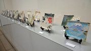 芸術的な絵付けを施した皿