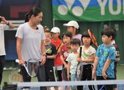 子どもたちに指導する伊達公子さん＝岐阜市長良福光、長良川テニスプラザ