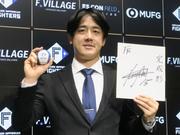 　契約交渉を終え、色紙を手にポーズをとる日本ハム・北山＝４日、エスコンフィールド