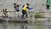 電気ショッカーボートの実証試験を行う参加者たち＝岐阜市茶屋新田、長良川