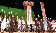 郡上踊と寒水の掛踊のユネスコ無形文化遺産登録が決まり、万歳三唱をして喜ぶ関係者ら＝３０日午後７時１３分、郡上市八幡町島谷、市総合文化センター