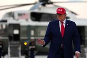 　米ジョージア州で専用ヘリコプターを降りたトランプ大統領＝１６日（ゲッティ＝共同）