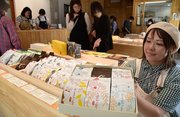 リニューアルオープンに合わせ多くの人が訪れた。おなじみの「大地のおやつ」も並ぶ＝岐阜市松屋町
