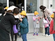 学童保育の利用時間が午前８時からに拡大された岐阜市。利用の前に、校舎入り口で検温する児童ら＝２日午前８時、同市北島、島小学校